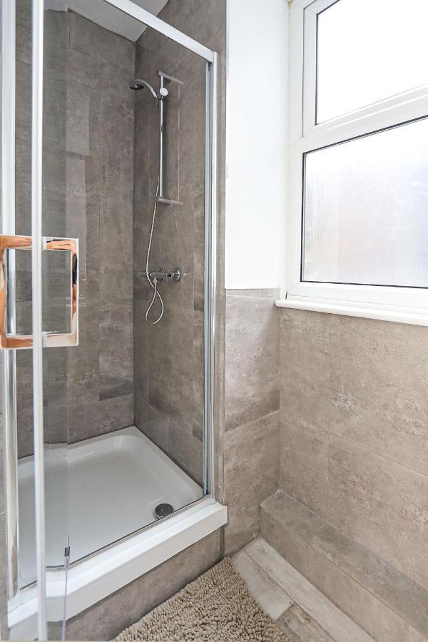 Stylish One Bedroom Apartment In Greater 런던 외부 사진
